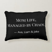 Custom Mom Chaos Funny Black & White Throw Pillow アクセントクッション (正面)
