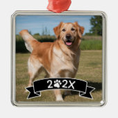 Custom Pet Photo with Year and Paw Ribbon メタルオーナメント (正面)