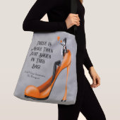 Custom Slogan Fashionable Lady in Stiletto クロスボディバッグ (クローズアップ)