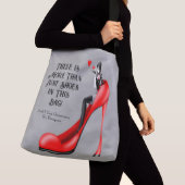 Custom Slogan Fashionable Lady in Stiletto クロスボディバッグ (クローズアップ)