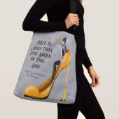 Custom Slogan Fashionable Lady in Stiletto クロスボディバッグ (クローズアップ)
