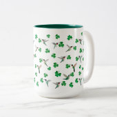 Custom St. Patrick's Day Hummingbird and Shamrocks ツートーンマグカップ (正面右)