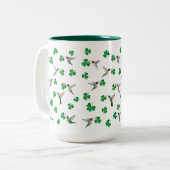 Custom St. Patrick's Day Hummingbird and Shamrocks ツートーンマグカップ (正面左)