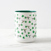 Custom St. Patrick's Day Hummingbird and Shamrocks ツートーンマグカップ (中央)