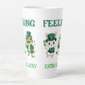 Custom Text St. Patrick's Day Frog and Bunny カフェラテマグ (正面)