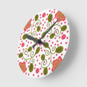 Custom Whimsical Pink Floral & Polka Dot Pattern ラウンド壁時計 (傾斜)