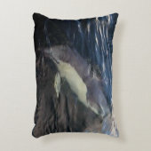 Customisable Common Dolphin Swimming Underwater アクセントクッション (正面(垂直))