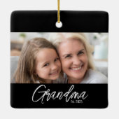 Customizable Grandma Est Year Photo Christmas セラミックオーナメント (裏面)