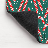 Customizable Red and White Candy Canes on Green マウスパッド (コーナー)