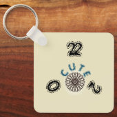 CUTE_2022_黒と茶色のライトイエロー_アルミニウム キーホルダー (正面)