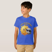 Cute 3D Sun and Moon Hug Total Solar Eclipse 2026 Tシャツ (正面フル)