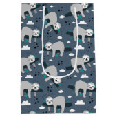 cute adorable gray sloth pattern blue background ミディアムペーパーバッグ (裏面)
