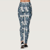 cute adorable gray sloth pattern blue background レギンス (裏面)