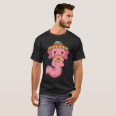 Cute Axolotl Eating Elote Grilled Mexican Street C Tシャツ (正面フル)