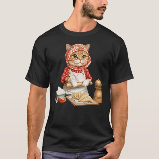 Cute Babushka Cat Making Pierogi Polish For Food L Tシャツ (正面)