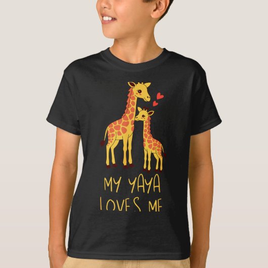 Cute Baby Giraffe And Grandma My Yaya Loves Me  Tシャツ (正面)