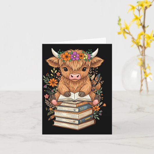 Cute Baby Highland Cow Reading Book Librarian Book カード (黄色い花)