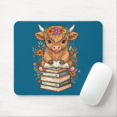 Cute Baby Highland Cow Reading Book Librarian Book マウスパッド (マウス)