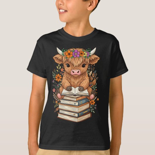 Cute Baby Highland Cow Reading Book Librarian Book Tシャツ (正面)