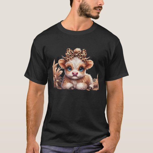 Cute Baby Highland Cow With flowers Calf Animal Le Tシャツ (正面)