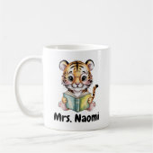 Cute Baby Tiger Reading a Book Custom コーヒーマグカップ (左)