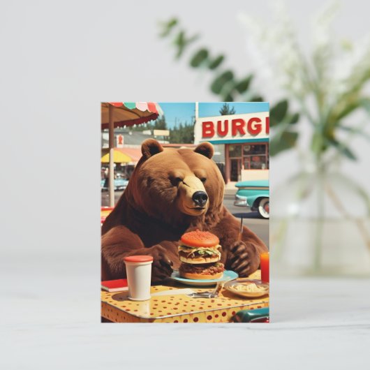 Cute Bear at the Diner With a Cheeseburger Feast ポストカード (スタンド正面)