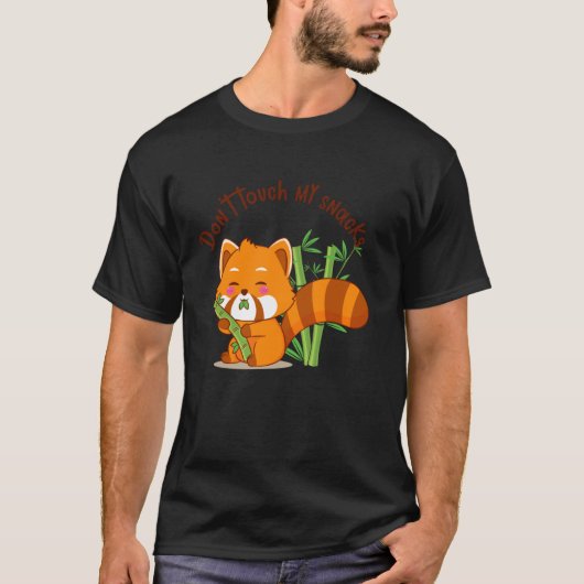 cute bear eating bamboo tシャツ (正面)