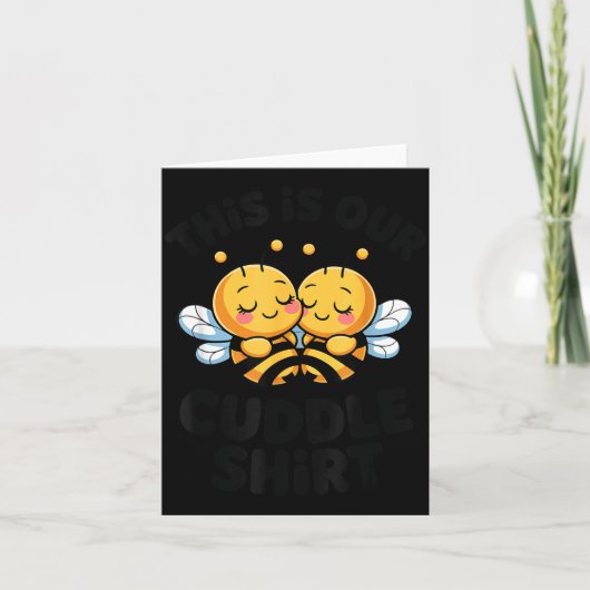 Cute Bee Couple Cuddle Funny Romantic  カード (正面)