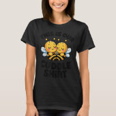 Cute Bee Couple Cuddle Funny Romantic  Tシャツ (正面)