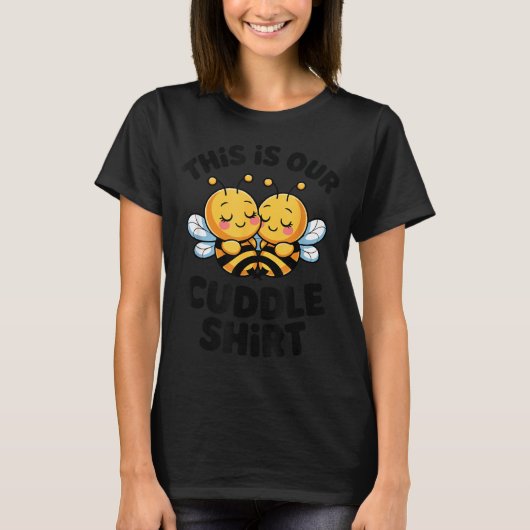 Cute Bee Couple Cuddle Funny Romantic  Tシャツ (正面)