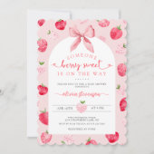 Cute Berry Sweet Strawberry Scalloped Baby Shower 招待状 (正面)