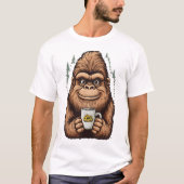 Cute Bigfoot Drinking Coffee Funny Sasquatch Tシャツ (正面)