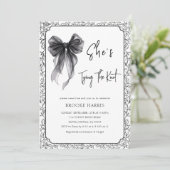 Cute Black Bow She's Tying The Knot Bridal Shower 招待状 (スタンド正面)
