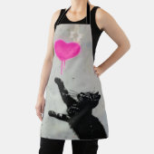 Cute Black Cat Playing with A Pink Heart エプロン (インサイチュ)
