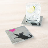 Cute Black Cat Playing with A Pink Heart ガラスコースター (アングル)