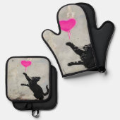 Cute Black Cat Playing with A Pink Heart 鍋つかみ&鍋敷きセット (正面/裏面)