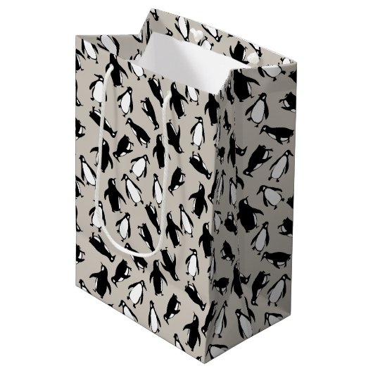 Cute black white penguin pattern grey background ミディアムペーパーバッグ (正面アングル)