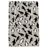 Cute black white penguin pattern grey background ミディアムペーパーバッグ (正面)