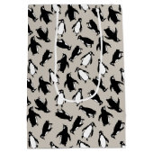 Cute black white penguin pattern grey background ミディアムペーパーバッグ (裏面)