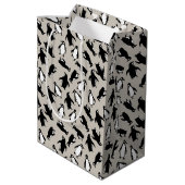 Cute black white penguin pattern grey background ミディアムペーパーバッグ (裏面アングル)