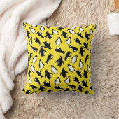Cute black white penguin pattern yellow background クッション (ブランケット)