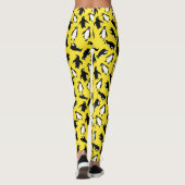 Cute black white penguin pattern yellow background レギンス (裏面)