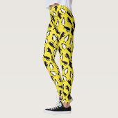 Cute black white penguin pattern yellow background レギンス (左)