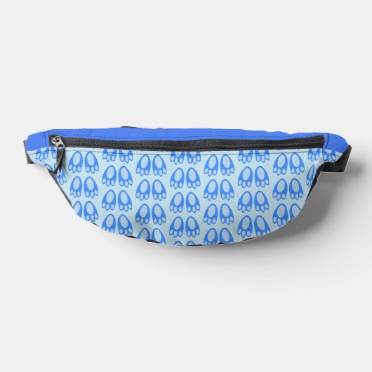 Cute Blue Baby Boy Bunny Feet Easter Patterned ファニーパック (レイダウン)