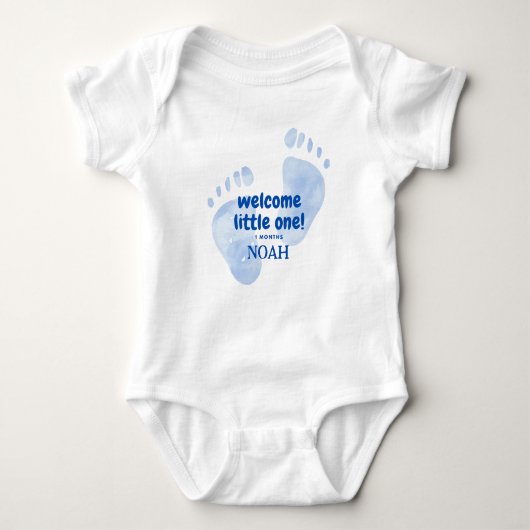 Cute Blue Baby Feet Welcome Little One Nursery Des ベビーボディスーツ (正面)