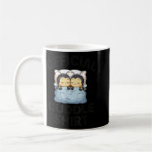 Cute Bumble Bee Couple Cuddle  コーヒーマグカップ (左)