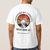Cute Bunny Hugging Carrot Retro Sunset T-Shirt Tシャツ (裏面)