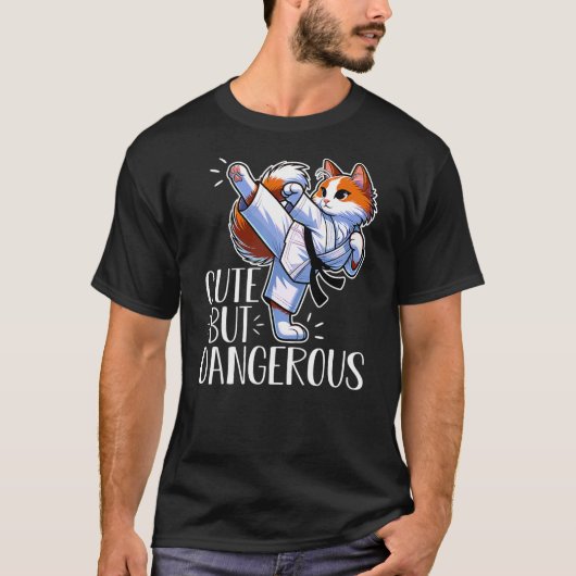 Cute But Dangerous Cat High Kick Tシャツ (正面)