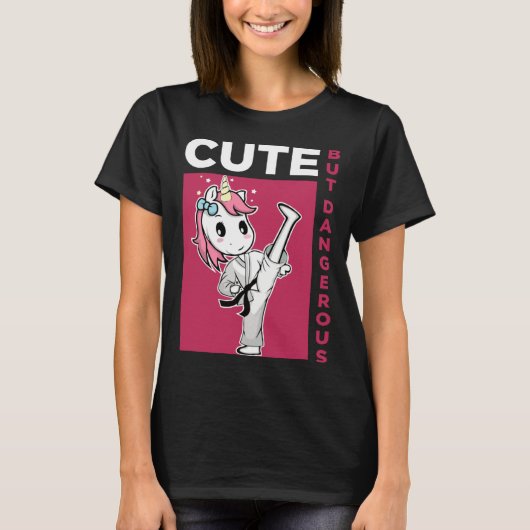 Cute but Dangerous Karate Taekwondo Unicorn Karate Tシャツ (正面)