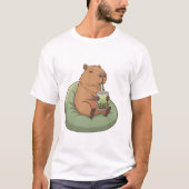 Cute Capybara Drinking Matcha Boba Tea Kawaii Gift Tシャツ (正面)
